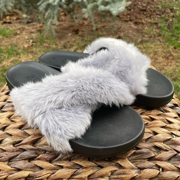 Victoria Secret Pink Retro Gray Fuzzy Furry Limited Edition Slide Sandals - Picture 3 of 5